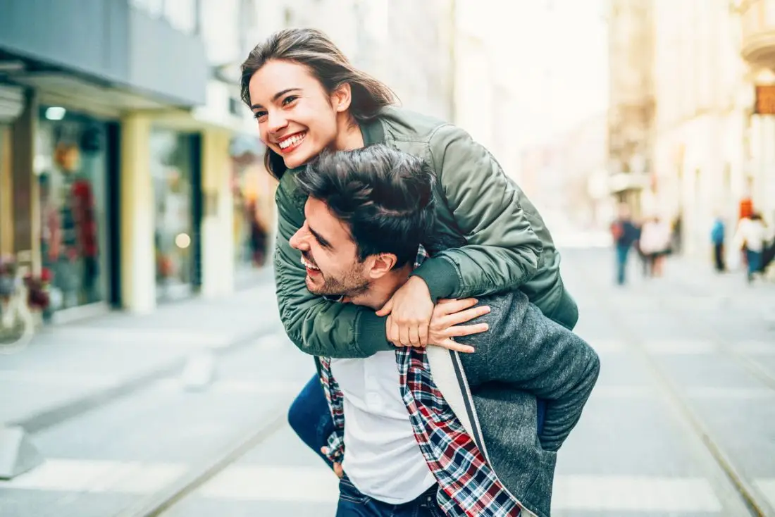 Hermosa pareja en la ciudad