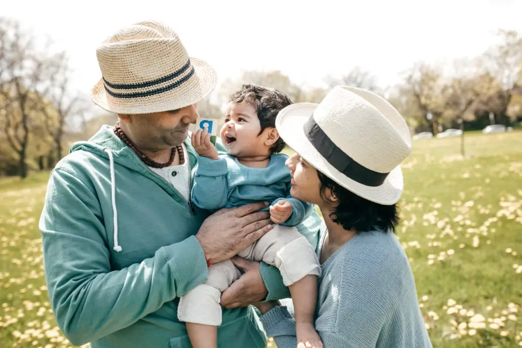 Padres sonrientes con su bebé