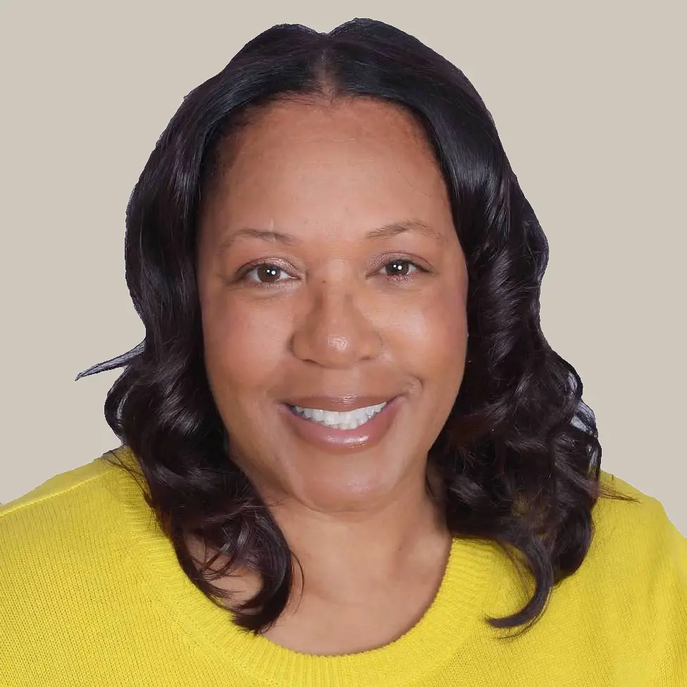 Estudiante de terapia social cálida y empática que crea un espacio seguro y de apoyo.